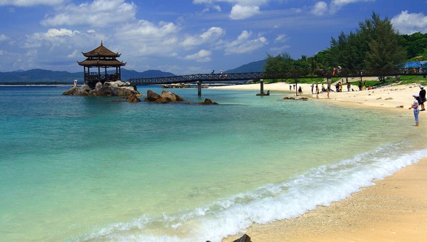 A VISITORS’ GUIDE TO SANYA